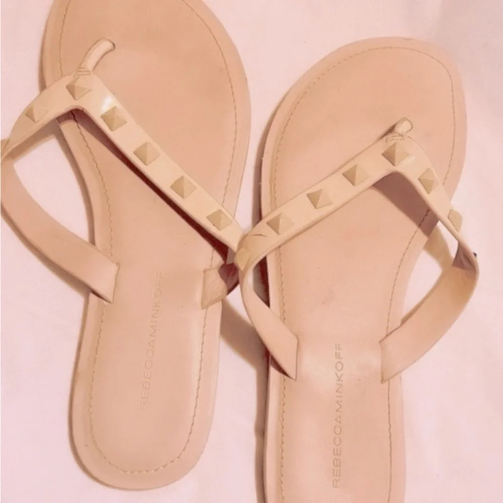 REBECCA MINKOFF Fiona Leather Nude Studded Flip Flops Thong Sandals Tan Shoes